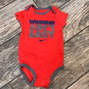⛺️Nike onesie size 6-9